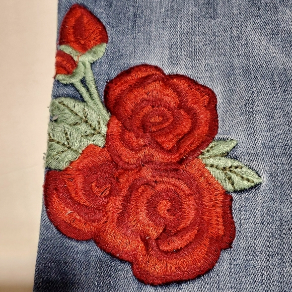 KanCan denim jeans. Estilo style. Distressed raw hem. Rose pattern. - Picture 8 of 13